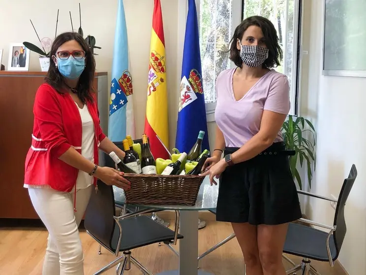 Ana Mar&iacute;a Villarino Pardo, a alcaldesa (esquerda), fai entrega do lote de produtos da hora de O&iacute;mbra a Mar&iacute;a Pardo Prada.