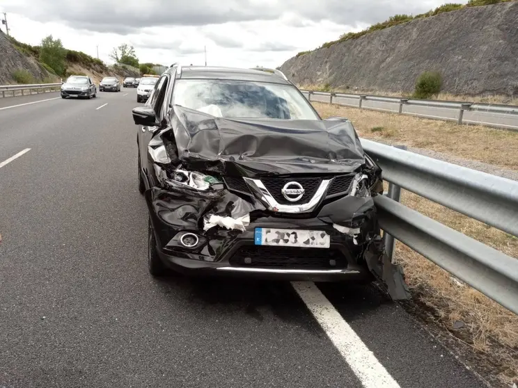 As&iacute; qued&oacute; el frontal del veh&iacute;culo que impact&oacute;, por detr&aacute;s, con el cami&oacute;n frigor&iacute;fico.
