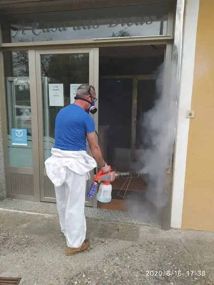 Luis Dam&eacute;a, de DDD Control de plagas Ver&iacute;n, desinfectando uno de los locales comerciales en Soutelo Verde (Laza).