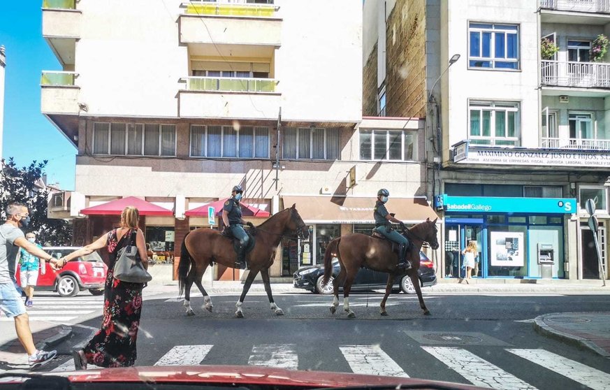 La Guardia Civil patrullando a caballo por la Avenida Luis Espada, esquina Lauriano Peláez. | FOTO: Noelia Caseiro.