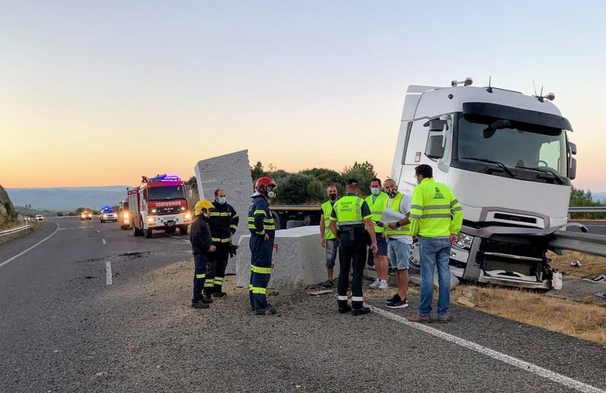 El accidente del tráiler tuvo lugar en la autovía A - 75, a la altura del kilómetro 7,5 sentido Verín. | FOTO: Guardia Civil de Tráfico.