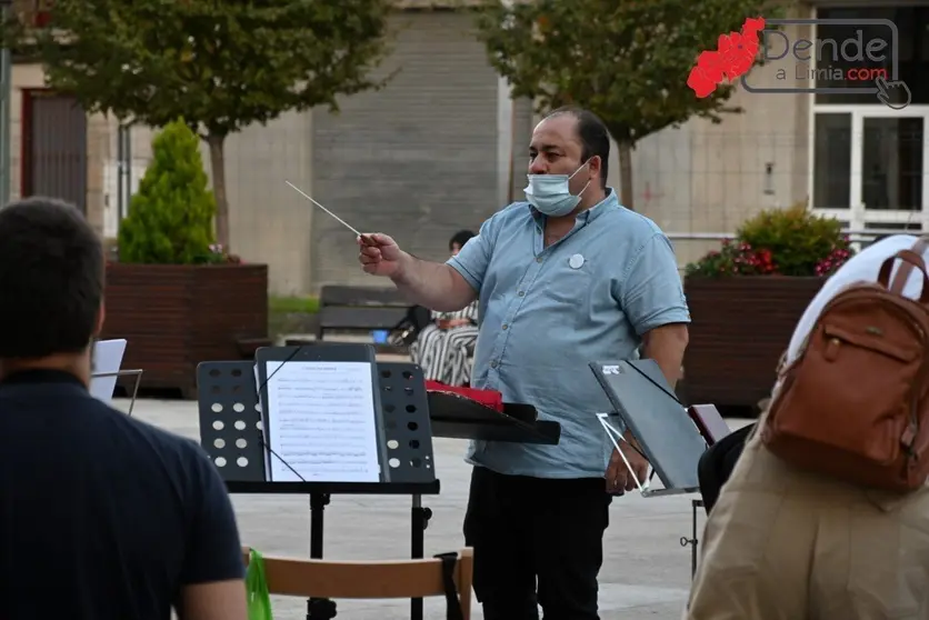 Jos&eacute; Luis Tielas, nun dos ensaios da praza Carlos Casares de Xinzo de Limia. | FOTO: Noelia Caseiro.