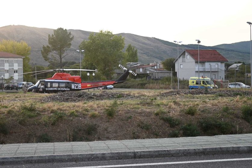El helicóptero en el que trasladaron al herido, partiendo de nuevo hacia el incendio. | FOTO: Noelia Caseiro.