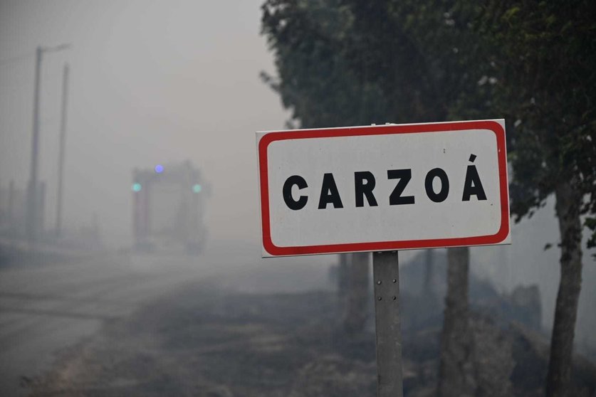 Carzoá, una de las aldeas víctima de las llamas de esta tarde. | FOTO: Noelia Caseiro.