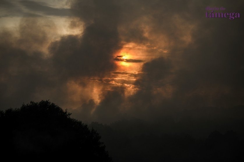 O fume chegou, por momentos, a provocar un verdadeiro eclipse solar. | FOTO: Noelia Caseiro.
