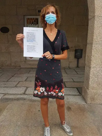 Rosario Rodr&iacute;guez muestra los mensajes recibidos del Sergas donde se confirma su negativo en coronavirus.