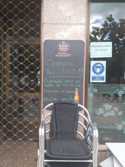 Cartel dun bar da praza do Concello de Verín, no que anuncia o motivo do seu peche. | FOTO: Xosé Lois Colmenero.