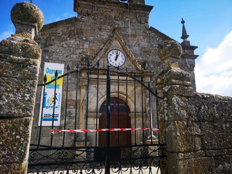 Igrexa parroquial de Balta, precintada. | FOTO: Noelia Caseiro.