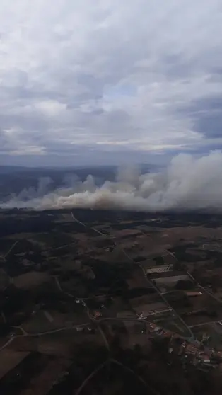 Imaxe do avance do lume cami&ntilde;o de Videferre (O&iacute;mbra). | FOTO: Diario de un Bombero.