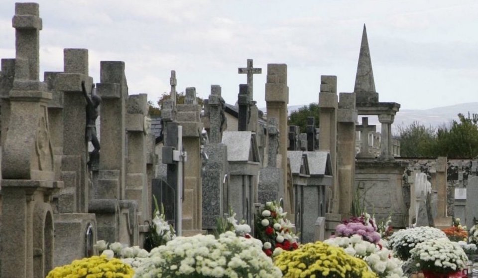 Ao cemiterio de Verín só se poderá entrar en grupos de catro persoas convivintes e non máis de media hora.