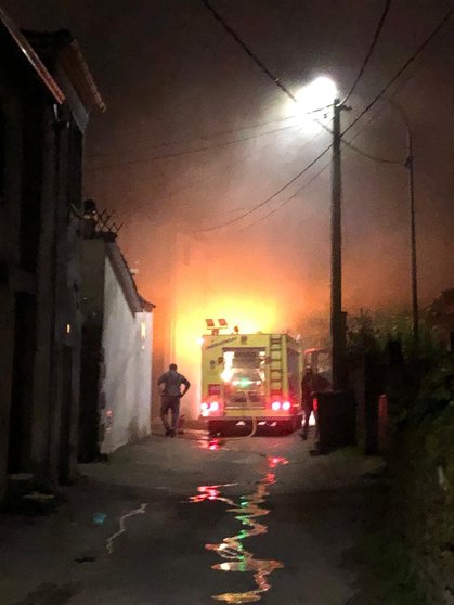 Os efectivos do GES de Laza, tentando conter o lume na vivenda da rúa Barrio.