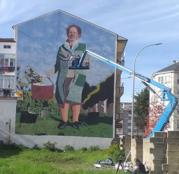 Yoseba MP est&aacute; a punto de terminar el mural de la "superabuela" Isabel Alonso. | FOTO: Xos&eacute; Lois Colmenero.