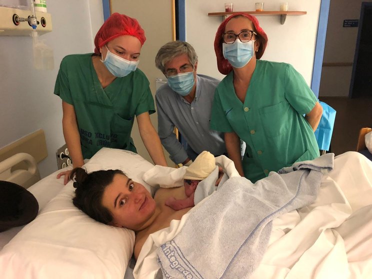 Amaia Sophia, el bebé número 100 que nace en el paritorio verinense, con su madre Susmarina y, de izquierda a derecha, Sara Campo (matrona), Juan Pablo García (pediatra) y Sonia Rojo (enfermera).