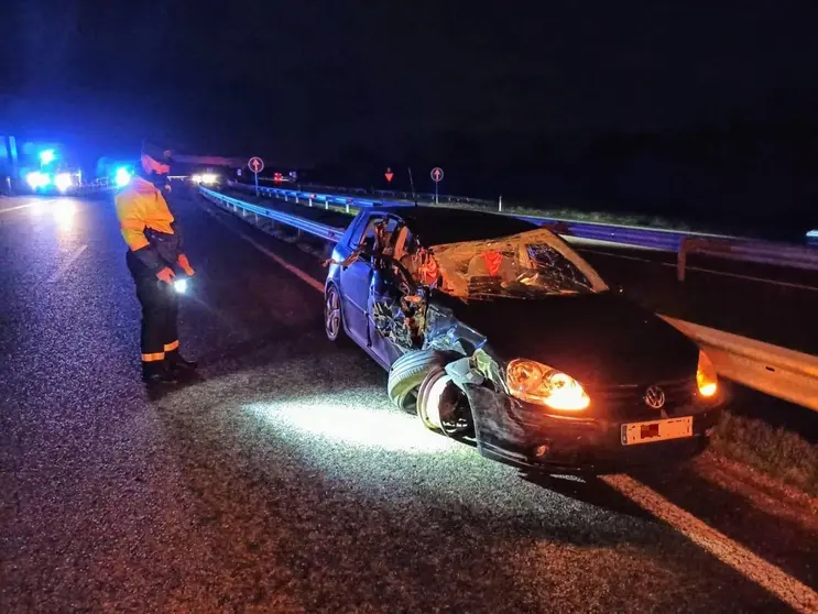 Estado en el que qued&oacute; el veh&iacute;culo protagonista de la colisi&oacute;n por alcance en Ri&oacute;s. | FOTO: Guardia Civil de Tr&aacute;fico.