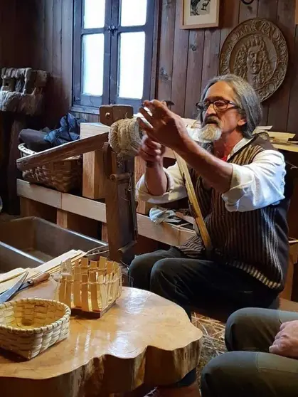 To&ntilde;o, o "cesteiro", nunha recente imaxe na Taberna Celta, de Pit&ocirc;es (Portugal). | FOTO: Mercedes V&aacute;zquez Saavedra.