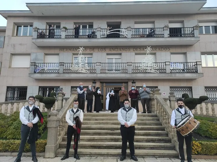 Los ancianos del asilo verinense tambi&eacute;n recibieron ayer una visita, la de cuatro integrantes de la Banda Nova Era. | FOTO: Alejandro Nieves.