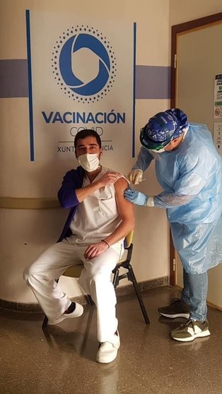 Carlos Gómez, uno de los enfermeros del hospital, recibe la vacuna da manos de su colega de profesión Luis Enrique Lorenzo. | FOTO: Cedida.
