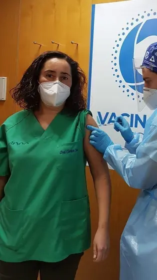 A doutora Carmen Sola P&eacute;rez, do ambulatorio de Ver&iacute;n, recibe a primeira dose da vacina. | FOTO: Cedida.