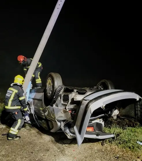 Estado del veh&iacute;culo en el que viajaba el joven fallecido tras impactar contra el poste el&eacute;ctrico en Tamaguelos.