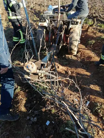 El tractor de la imagen atrap&oacute; bajo una de sus ruedas al vecino de Tamagos.