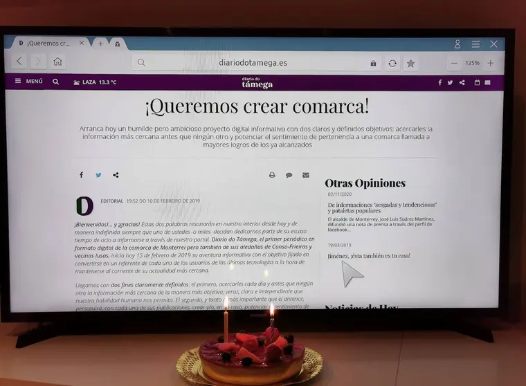 Peque&ntilde;o pastel autodedicado frente al texto fundacional de Diario do T&aacute;mega. | FOTO: Xos&eacute; Lois Colmenero.