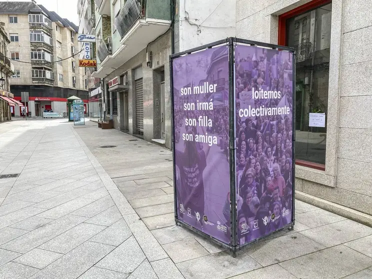 Un dos t&oacute;tems que xa est&aacute; instalados nas r&uacute;as de Ver&iacute;n.