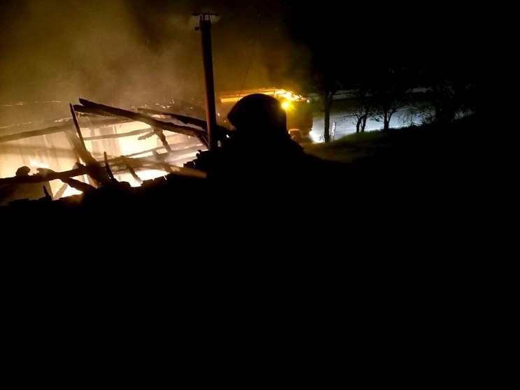 Un operario del GES de A Gudiña intenta apagar las llamas. | FOTO: Cedida.