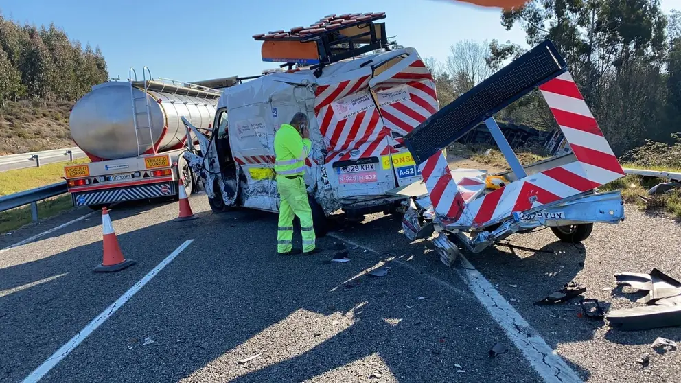 Veh&iacute;culo accidentado na A-52.