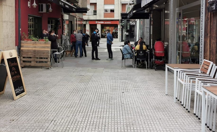 Momento en el que la Policía Local invita a recoger las terrazas de la calle Montemayor. | FOTO: Xosé Lois Colmenero.
