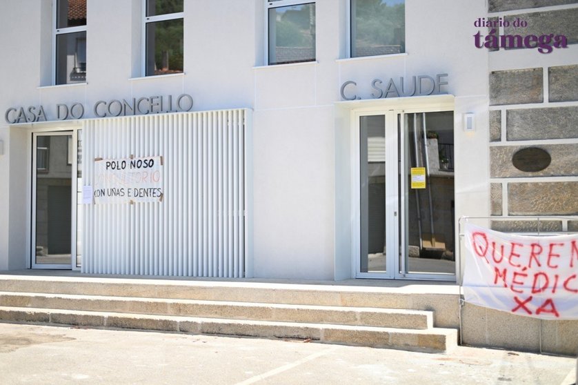 Entrada á Casa do Concello e ao centro de saúde de Monterrei, en Albarellos. | FOTO: Noelia Caseiro.