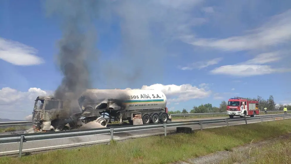 VER&Iacute;N-sucesos-arde cabeza tractora de un tr&aacute;iler en la autov&iacute;a