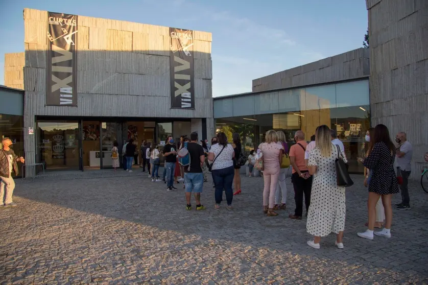 Colas a la entrada del auditorio de Ver&iacute;n. | FOTO: Carlos Montero.
