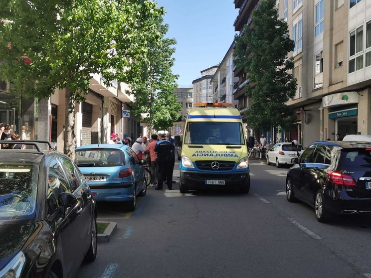 A ambulancia socorrendo á muller atropelada na rúa Deputación de Verín. | FOTO: Xosé Lois Colmenero