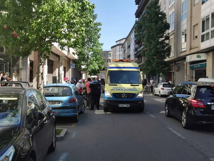 A ambulancia socorrendo &aacute; muller atropelada na r&uacute;a Deputaci&oacute;n de Ver&iacute;n. | FOTO: Xos&eacute; Lois Colmenero