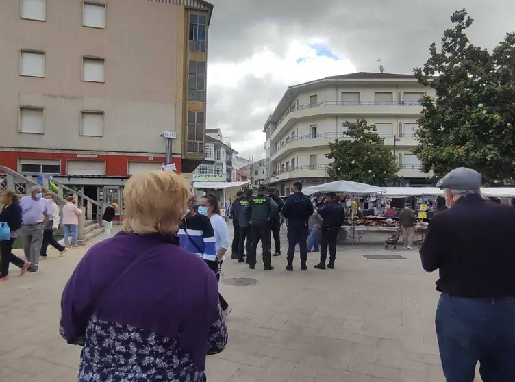 Axentes da GNR e da Garda Civil, hoxe na feira de Ver&iacute;n. | FOTO: M. Ceballos.