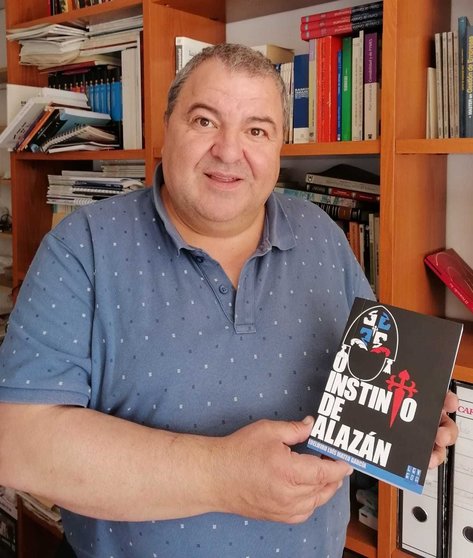 Mirito Mateo e o seu novo libro, 'O instinto de Alazán'. | FOTO: Cedida