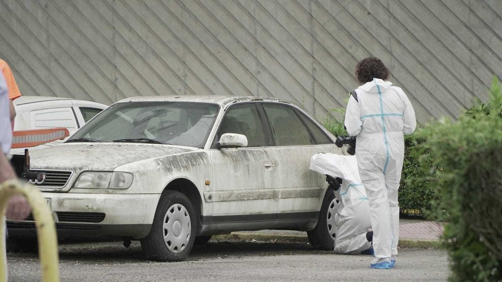 Crimen de Burgos, inspección del vehículo de la familia Barrio en la Comisaría Provincial de Ourense. | FOTO: Iván Iglesias.