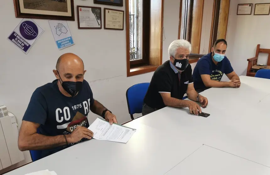 Felipe Lubi&aacute;n (centro) con Marcos y Felipe Salgado, en Lubi&aacute;n. FOTO : Xos&eacute; L. Colmenero