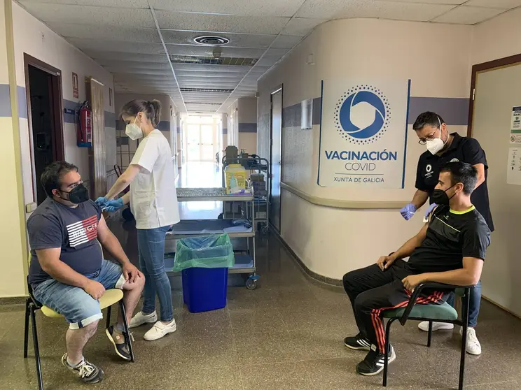 Dous mozos recib&iacute;an a segunda dose de Pfizer esta ma&ntilde;&aacute; no hospital de Ver&iacute;n. | FOTO: M. D.