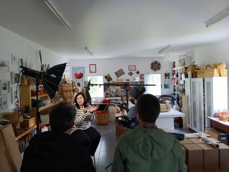 Idoia Cuesta tam&eacute;n participa no documental 'Os cesteiros de Mondariz'.