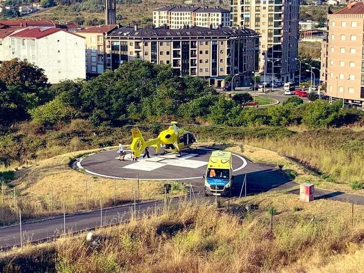 Aeronave en la que fue trasladada una de las personas heridas. | FOTO: @HelicoOurense.