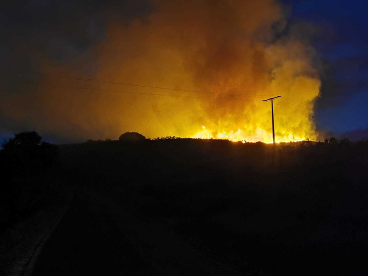 Fotografía tomada a las 21:45 horas, de como se encontraba el incendio de Camba. | FOTO: Xosé Lois Colmenero.