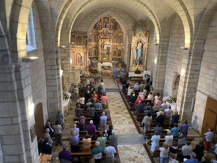 A capela dos Remedios, en Vilamaior, con parte dos asistentes á celebración do día grande da Virxe. | FOTO: M. D.