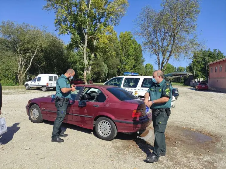 Agentes de la Guardia Civil, esta misma ma&ntilde;ana, con el veh&iacute;culo que amaneci&oacute; con un cristal roto. | FOTO: M. C.