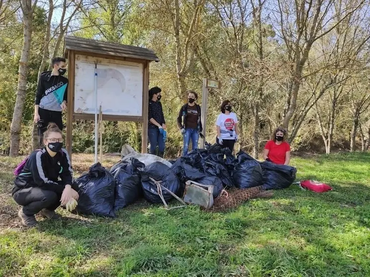 Limpeza do r&iacute;o T&aacute;mega, o pasado ano ao seu paso por Pazos.