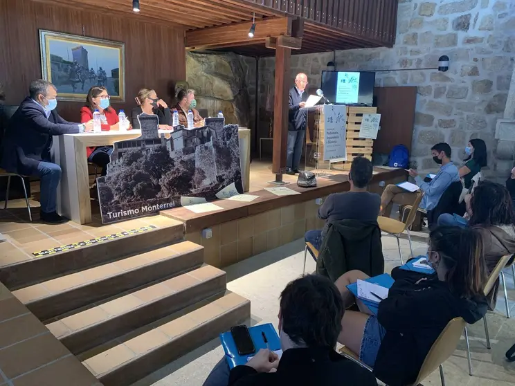 Conferencia inaugural das xornadas en Monterrei. | FOTO: M. D.