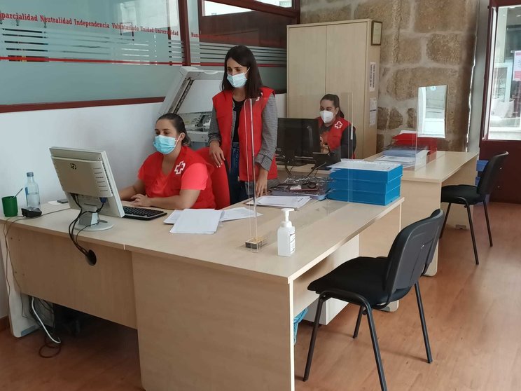 Alejandra Cid (de pé), coordinadora comarcal en Monterrei, con dúas das voluntarias da Cruz Vermella.
