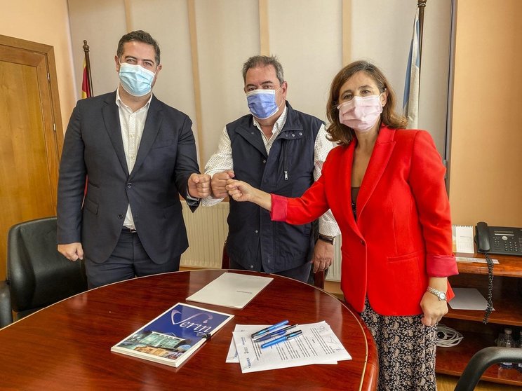 O alcalde, Gerardo Seoane xunto coa coordinadora a Fundación Galicia Obra Social en Lugo e Ourense, Beatriz María Fernández; e o director da oficina de ABANCA de Verín, Pablo Villar.