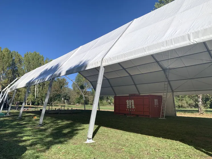 El puesto de Disaltra dentro de la carpa que contin&uacute;a en construcci&oacute;n. | FOTO: M. D.