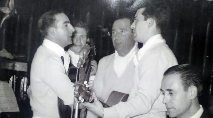 "Poncho", a la izquierda con su guitarra, en una imagen del archivo familiar.